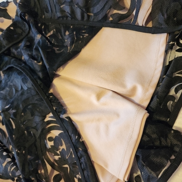 Elegant black dress - Picture 3 of 5